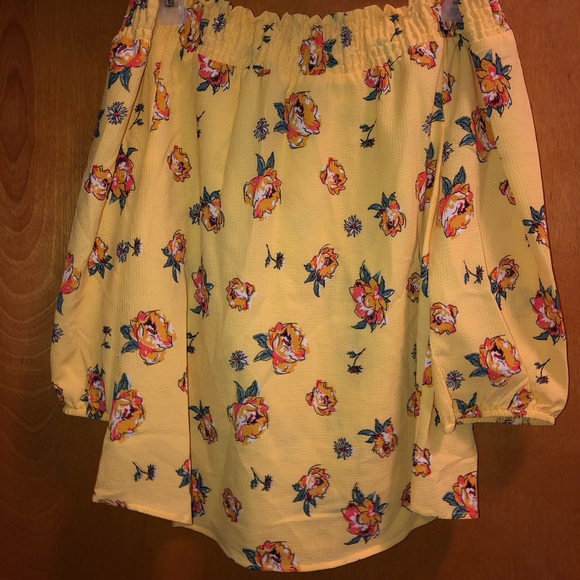 Off the shoulder flowey top - Picture 3 of 4